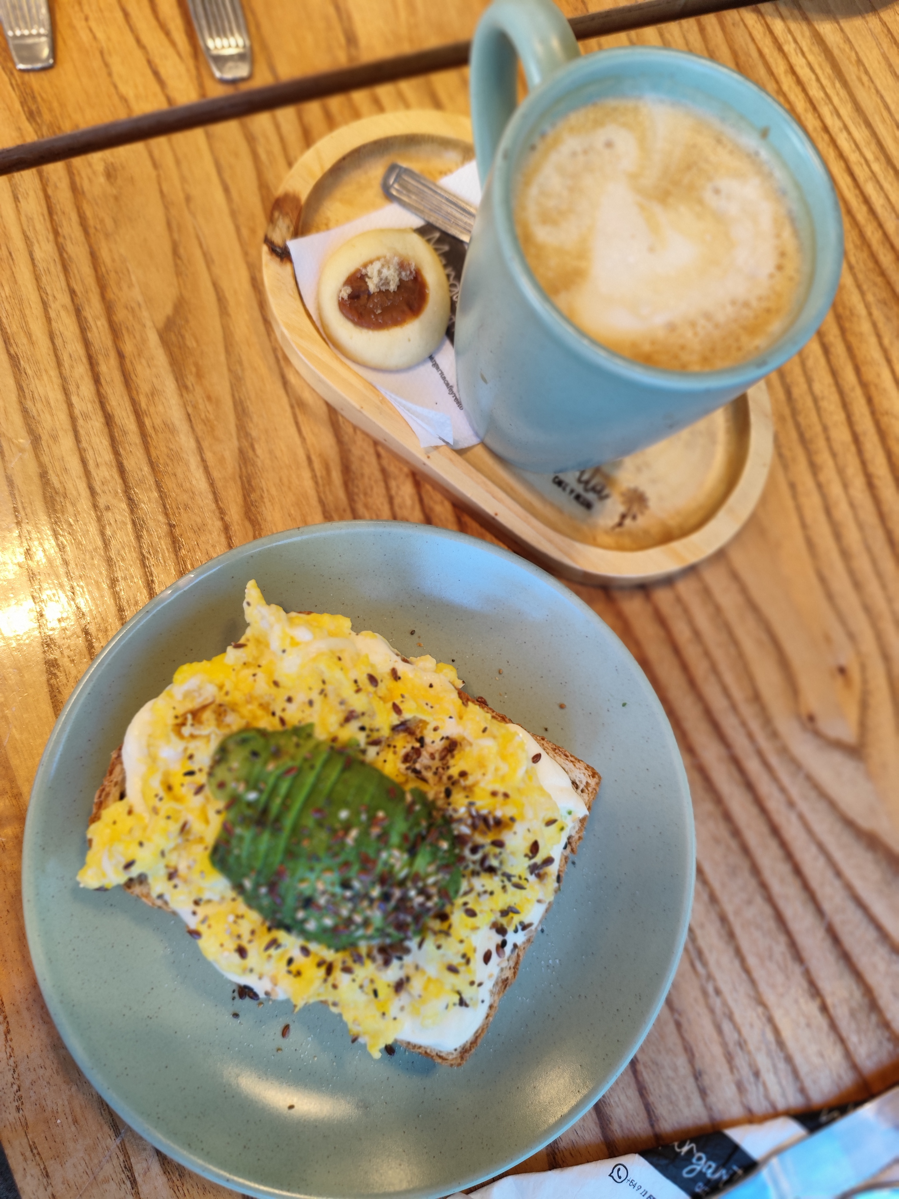 Tostón con palta y huevo